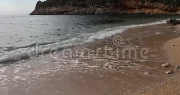 浪流到海滩上贝拉在蓝色的海水上起泡温暖阳光的小窝里充满咸味的海洋安静的度假和休息场所视频的预览图