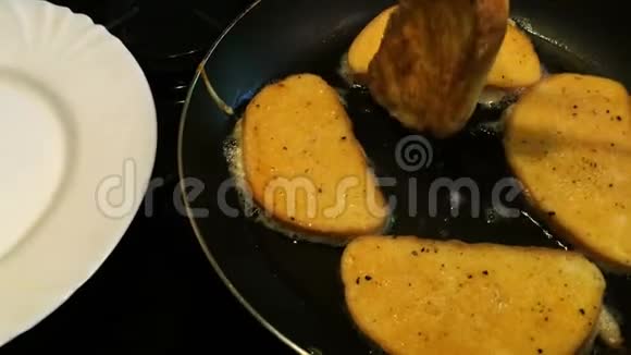 浸泡在蛋片白面包或吐司在平底锅中煎用叉子翻过来视频的预览图