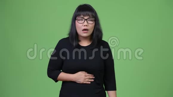 美丽的亚洲女商人胃痛视频的预览图