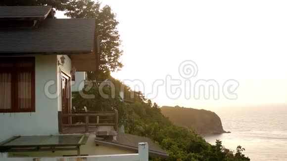 美丽的景色从飞行无人机的海湾和一个房子在度假村在山上日落3840x2160视频的预览图