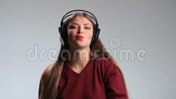 一位年轻女子在听音乐时放松视频的预览图
