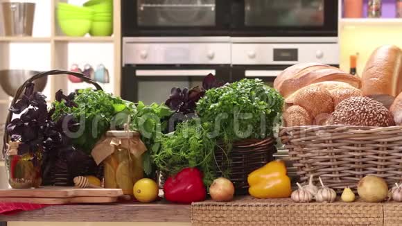 厨房里的蔬菜和其他产品视频的预览图