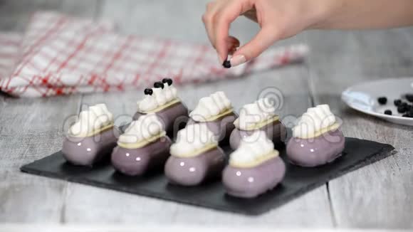 甜点师用蓝莓装饰慕斯蛋糕制作釉面甜点视频的预览图