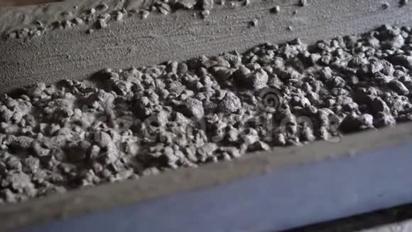 在一个建筑工地上封闭流动的水泥砂浆视频的预览图