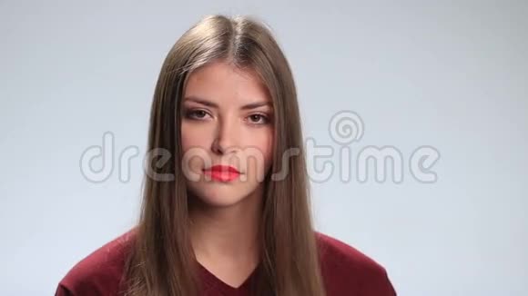 年轻女子对白人的悲伤表情视频的预览图