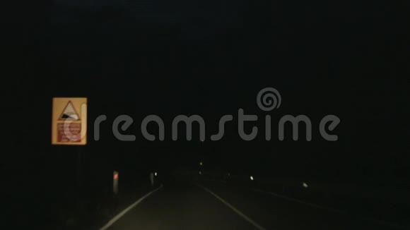 司机夜间行车驾驶乡村道路交通标志视频的预览图