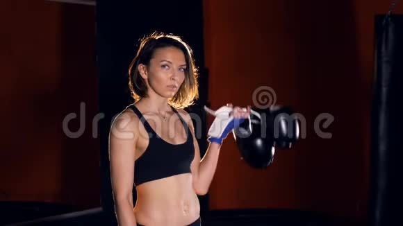 女孩手里拳击手套肖像4K视频的预览图