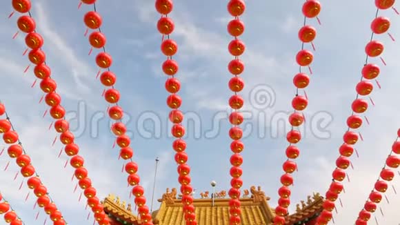 一排排挂在传统佛教寺庙上的红灯笼视频的预览图