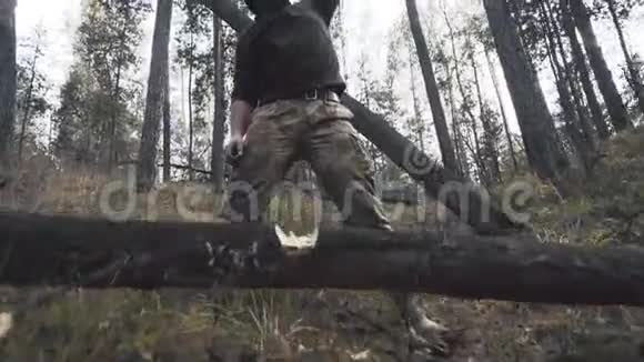伐木工人拿着斧头和电锯站在森林里视频的预览图
