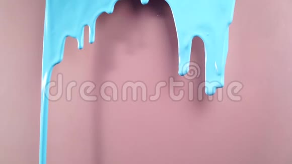 在4K的粉红色背景上流动蓝色油漆视频的预览图