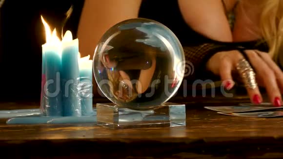 预测未来的肖像反映在水晶球中视频的预览图