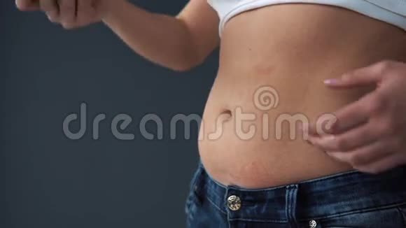 超重妇女测量她的腹部周长与汉堡包快餐暴饮暴食中毒的概念视频的预览图