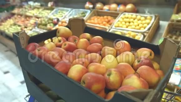 水果篮上的苹果水果盒视频的预览图