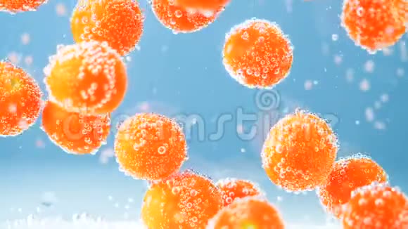 橙色西红柿漂浮在水中被微小气泡包围的慢动作视频视频的预览图