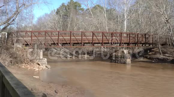 佐治亚州奥尔德洛佩米尔路公园有流水的小河桥侧景视频的预览图