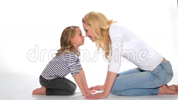 孩子和妈妈接吻视频的预览图