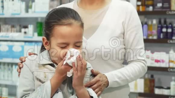 生病的女孩打喷嚏用餐巾擦鼻子视频的预览图
