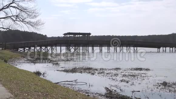 乔治亚考布尔公园穿过海湾的木桥的背面视频的预览图