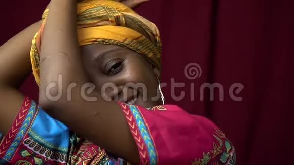 白雪公主微笑非洲女人传统服装动作缓慢视频的预览图