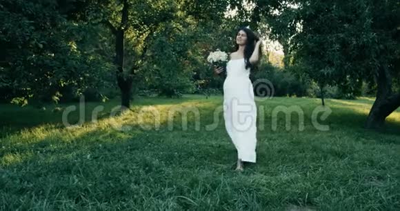 年轻漂亮的孕妇棕色长发穿着白色连衣裙4k幸福的女人转过身来动作缓慢视频的预览图