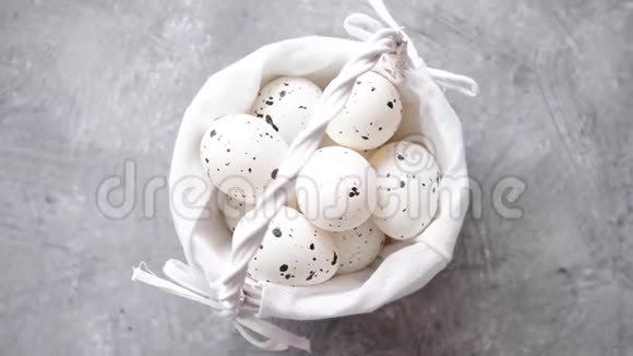 白色柳条篮子中白色传统点缀复活节彩蛋的组成视频的预览图