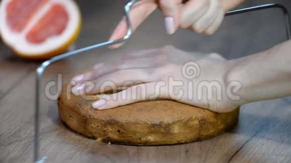 女糕点厨师正在切桌上的蛋糕视频的预览图