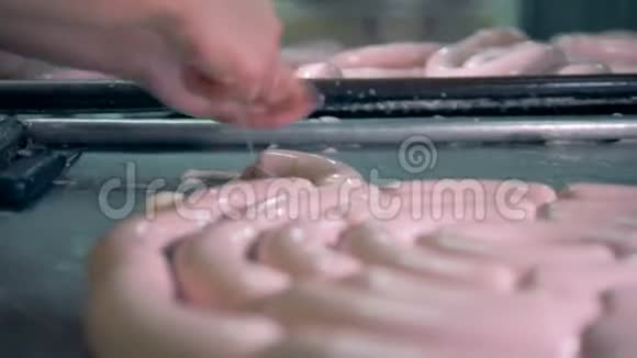 一个人正在整理香肠视频的预览图