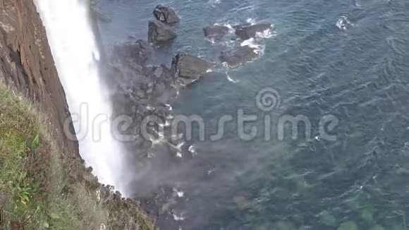 苏格兰斯凯岛卡勒姆风暴期间的KiltRock瀑布视频的预览图
