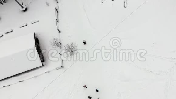 鸟瞰雪地里玩耍的人们视频的预览图