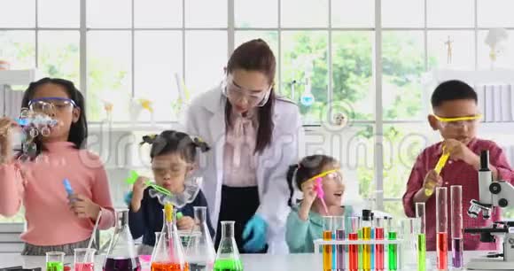 亚洲老师和学生在实验室吹泡泡视频的预览图