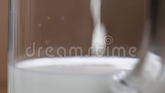 新鲜的牛奶倒在玻璃罐里溅出来视频的预览图