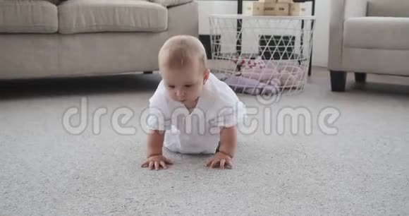 可爱的女婴在家里爬行视频的预览图