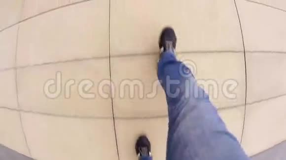 男人脚在小径上行走视频的预览图