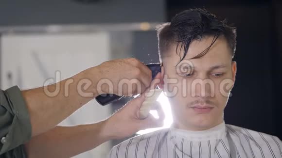 理发师把人的头发剪在耳后视频的预览图