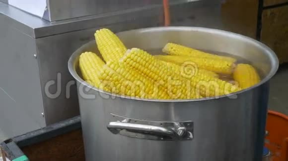 在库布上煮玉米视频的预览图