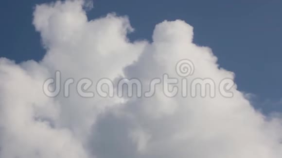 天空中飘浮的云视频的预览图