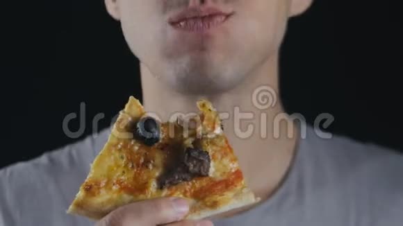 把一块美味的披萨关起来吃披萨的过程被关闭时间缩短视频的预览图