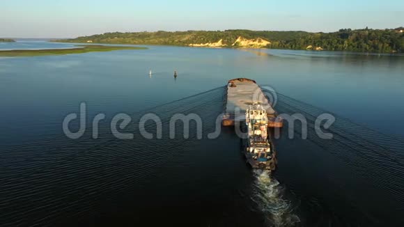 中欧夏季中河带干货驳船的空中视频河流推船视频的预览图