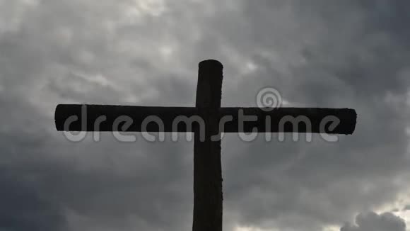 阴云天上木十字的时间推移和复制空间基督教背景精神场景视频的预览图