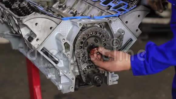 一个人修理汽车发动机视频的预览图