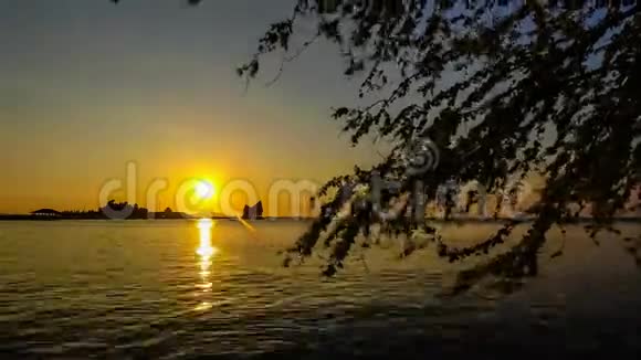 日落时分岛屿上的黄昏随着大海和树的轮廓消失视频的预览图