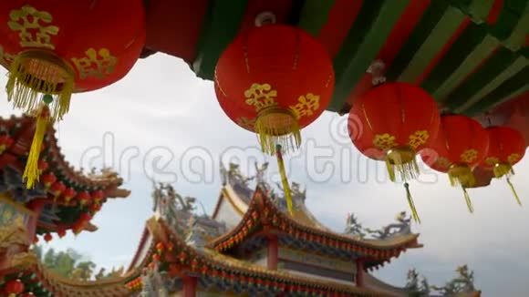 一排红灯笼挂在传统的佛教寺庙上视频的预览图