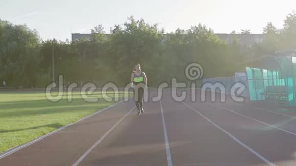 漂亮的健身女孩在跑步机上跑步青年运动员训练视频的预览图
