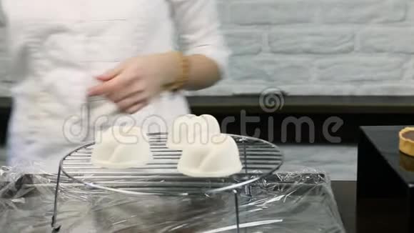 甜点师将红釉倒在冷冻甜点的空白上视频的预览图
