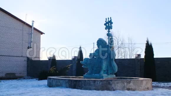 冬天海王星的喷泉雕像库存录像海王星坐在海豚上的美丽雕塑视频的预览图