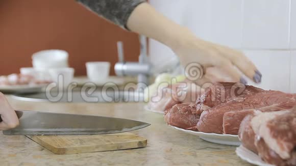 特写女人手拿大块牛肉切成小块烧烤侧视图视频的预览图