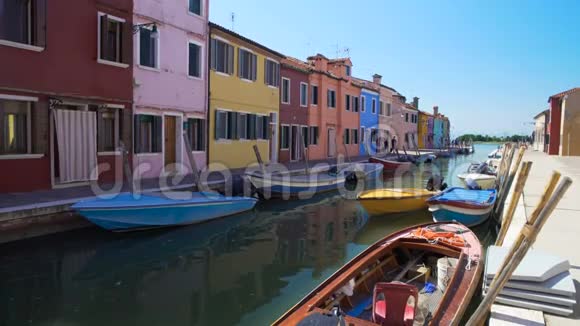 威尼斯运河全景和像玩偶一样的五颜六色的房子布拉诺威尼斯视频的预览图