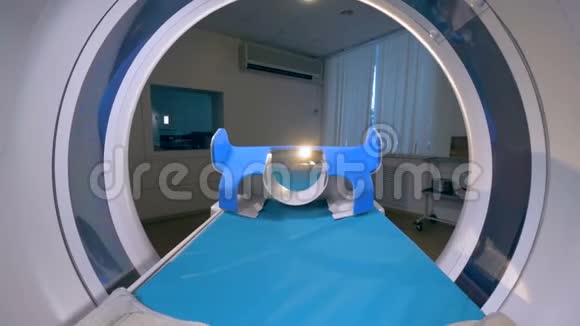 一个空的病人床在CT扫描仪内移动视频的预览图