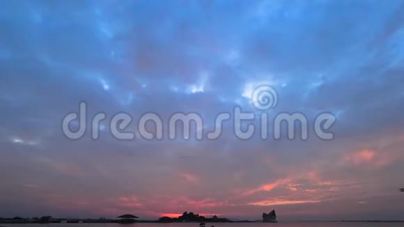 时间流逝戏剧性的天空日落后的阳光在海上与岛屿剪影缩放视频的预览图