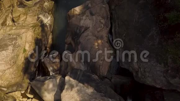 山瀑河鸟瞰大石头和岩石热带森林石河中的山瀑布视频的预览图